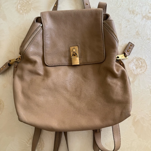 Marc Jacobs Adjustable Nude Leather Backpack With Lock Design - Picture 2 of 13